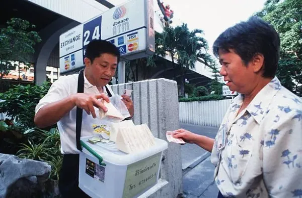 Sirivat Voravetvuthikun, mantan miliarder Thailand yang beralih profesi menjadi penjual roti lapis (sandwich).