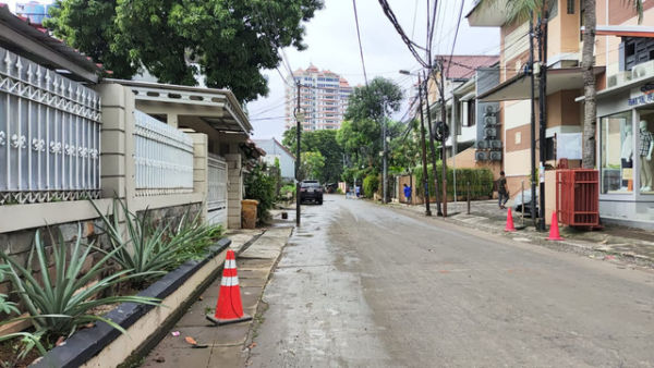 Suasana Jalan Puloraya, Petogogan, Jakarta Selatan, yang sempat tergenang banjir, Rabu (18/6/2025). Foto: Jonathan Devin/kumparan