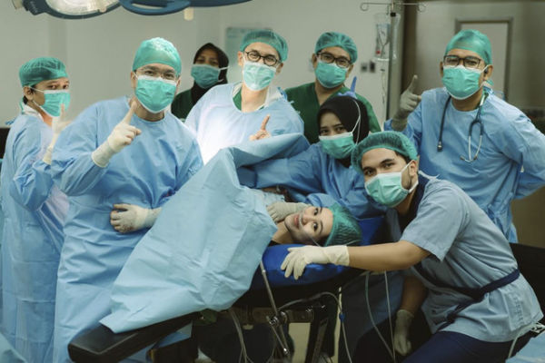 Thariq Halilintar dan Aaliyah Massaid dikaruniai anak pertama. Foto: Instagram/ @thariqhalilintar