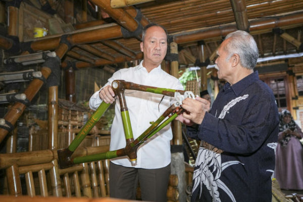 Menperin Agus Gumiwang meninjau produksi kerajinan bambu di Kabuyutan Bambu Muara Beres, Cibinong, Bogor, Jawa Barat, Senin (26/5/2025). Foto: Dok. Kemenperin