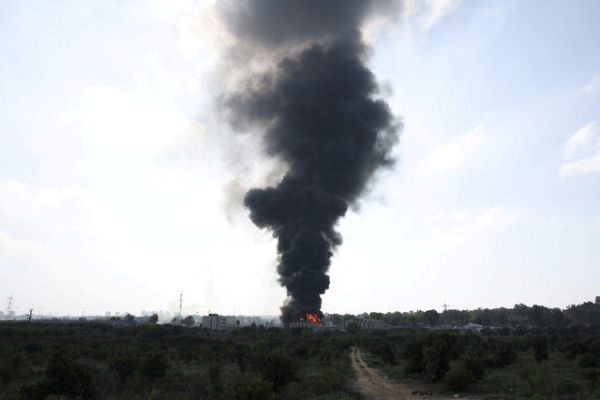 Asap mengepul dari kebakaran setelah serangan rudal dari Iran, di Herzliya, Israel, Selasa (17/6/2025). Foto: Ronen Zvulun/REUTERS