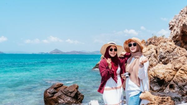 Ilustrasi traveler Muslim wisata ke pantai. Foto: Shutterstock