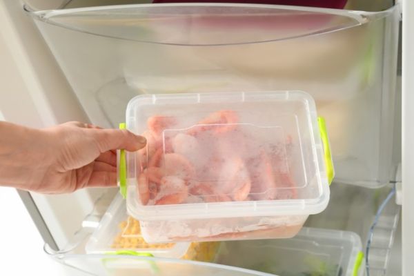 Ilustrasi menyimpan seafood dalam freezer. Foto: Shutterstock