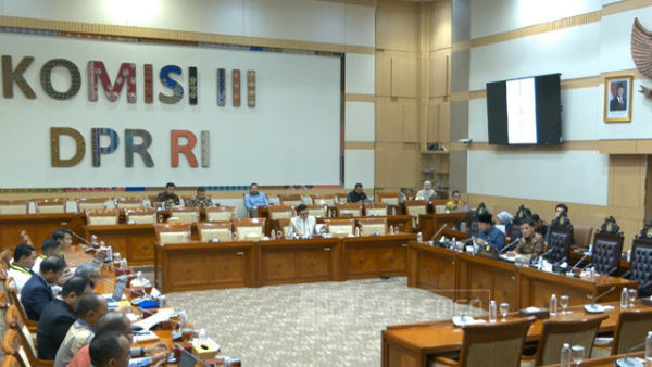 Rapat Komisi III dengan mahasiswa dan Pasca Sarjana Universitas Borobudur soal RUU KUHAP di Gedung DPR RI, Jakarta, Rabu (18/6/2025). Foto: YouTube/ TVR Parlemen