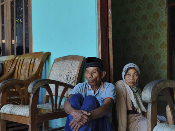 Mbah Tupon dan istrinya, Amdiyahwati (62 tahun), Selasa (29/4/2025). Foto: Arfiansyah Panji Purnandaru/kumparan