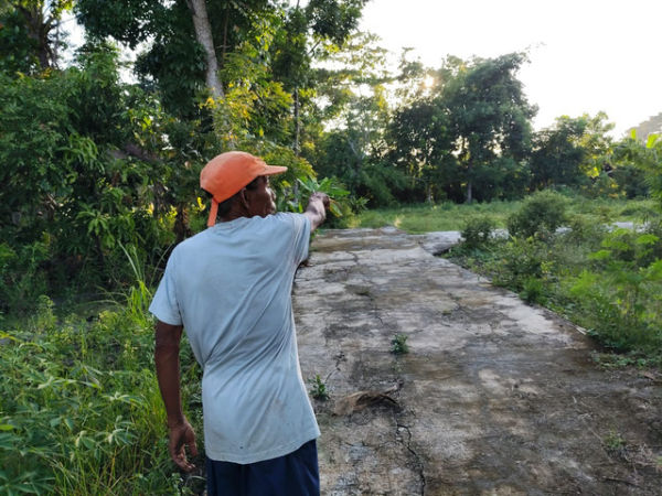 Mbah Tupon menunjukkan tanahnya di Bantul, Sabtu (26/4). Foto: Arfiansyah Panji Purnandaru/kumparan