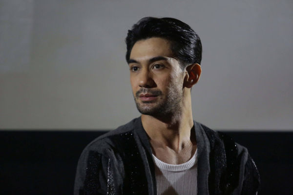 Artis Reza Rahadian saat hadir di screning film Berbalas Dendam di Plaza Indonesia, Jakarta, Rabu, (15/2/2023). Foto: Agus Apriyanto