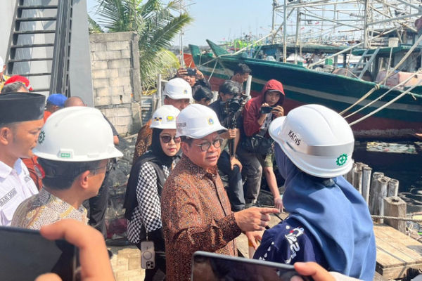Gubernur DKI Jakarta Pramono Anung mengunjungi tanggul mitigasi banjir rob di Muara Angke, Kamis (12/6/2025). Foto: Nasywa Athifah/kumparan