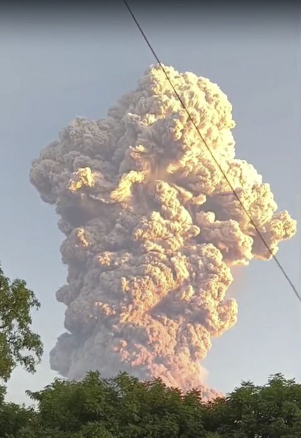 Erupsi Gunung Lewotobi Laki-laki, Nusa Tenggara Timur pada tanggal 17 Juni 2025 pukul 17:35. Foto: Dok. PVMBG Pos Pengamatan Gunungapi Lewotobi Laki-laki