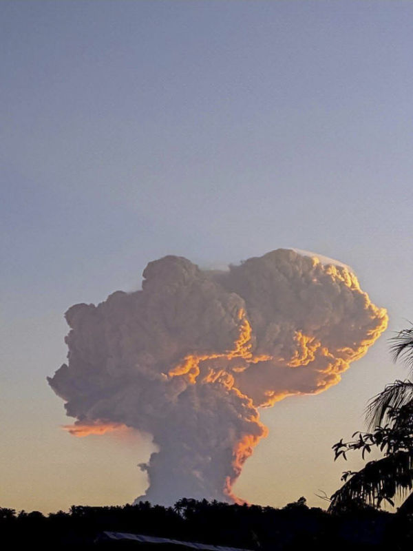 Gunung Lewotobi Laki-laki mengalami erupsi di kecamatan Wulanggitang, Kabupaten Flores Timur, Nusa Tenggara Timur, Selasa (17/6/2025). Foto: kumparan