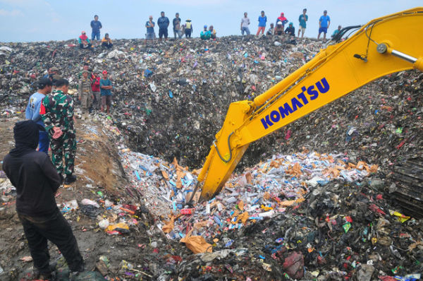Petugas menggunakan alat berat mengubur rokok ilegal saat pemusnahan Barang Kena Cukai Ilegal (BKCI) di Tempat Pemrosesan Akhir (TPA) Tanjungrejo, Kudus, Jawa Tengah, Selasa (17/6/2025). Foto: Yusuf Nugroho/ANTARA FOTO