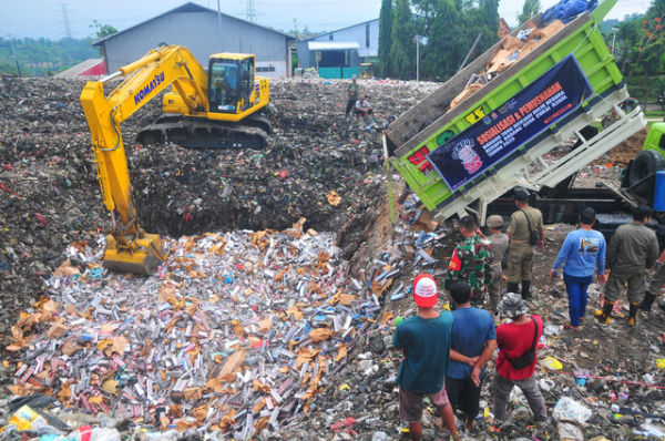Petugas menggunakan alat berat mengubur rokok ilegal saat pemusnahan Barang Kena Cukai Ilegal (BKCI) di Tempat Pemrosesan Akhir (TPA) Tanjungrejo, Kudus, Jawa Tengah, Selasa (17/6/2025). Foto: Yusuf Nugroho/ANTARA FOTO