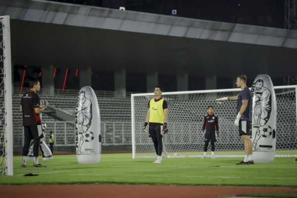 Sjoerd Woudenberg (kanan) bersama Emil Audero, Nadeo Argawinata, dan Reza Arya saat sesi latihan kiper Timnas Indonesia di Stadion Madya, Jakarta, Senin (2/6/2025). Foto: Jamal Ramadhan/kumparan