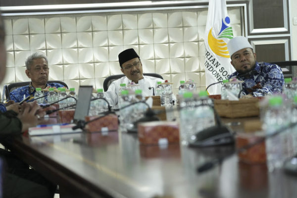 Menteri Sosial, Saifullah Yusuf (Gus Ipul) mengajak Gubernur Bengkulu, Helmi Hasan dan Bupati Karimun, Iskandarsyah untuk berkolaborasi membangun Sekolah Rakyat. Foto: Kemensos RI
