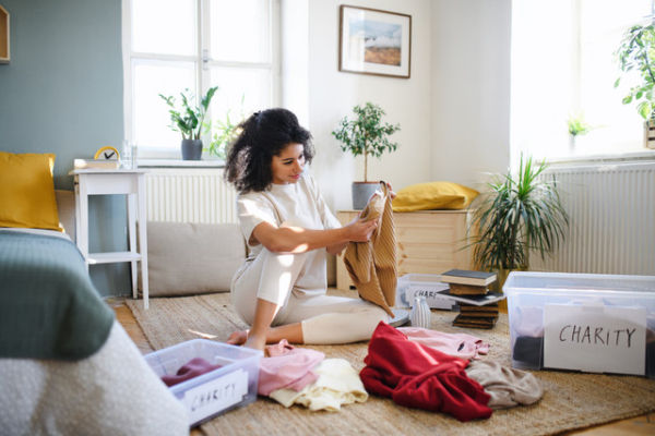 Ilustrasi merapikan barang-barang di rumah atau decluttering. Foto: Shutterstock