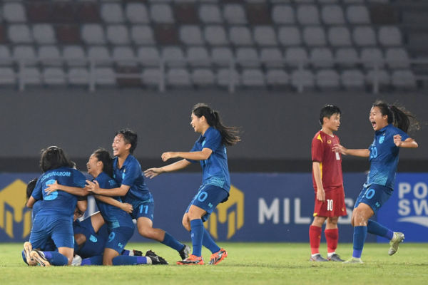Sejumlah pesepak bola Timnas Wanita Thailand U-19 berselebrasi setelah berhasil membobol gawang Timnas Wanita Vietnam pada pertandingan Final AFF U-19 Women Championship 2023 di Stadion Gelora Sriwijaya Jakabaring (GSJ), Jakabaring Sport City (JSC). Foto: Nova Wahyudi/Antara Foto