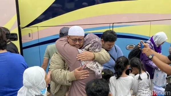 Jemaah haji penumpang Saudia Airlines tiba di Depok. (Devi/detikcom)