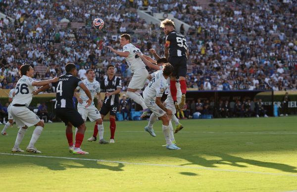 PASADENA, CALIFORNIA - JUNE 17: Sergio Ramos of CF Monterrey rises to head the first goal during the FIFA Club World Cup 2025 group E match between CF Monterrey and FC Internazionale Milano at Rose Bowl Stadium on June 17, 2025 in Pasadena, California. (Photo by Stu Forster/Getty Images)