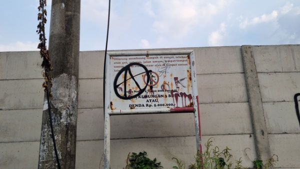 Plakat peringatan larangan buang sampah di Jalan Kali Bokor 1, Kota Surabaya. Foto: Farusma Okta Verdian/kumparan
