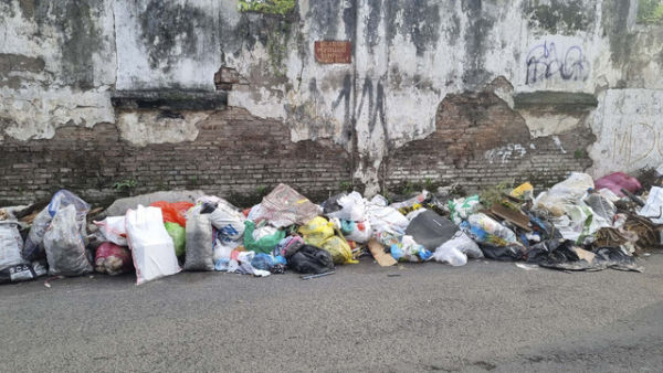 Tumpukan sampah di Jalan Kali Bokor 1, Kota Surabaya, Kamis (27/2/2025). Foto: Farusma Okta Verdian/kumparan