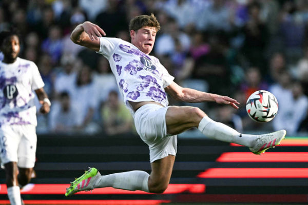 Bek Toulouse asal Inggris Charlie Cresswell. Foto: Valentine CHAPUIS / AFP