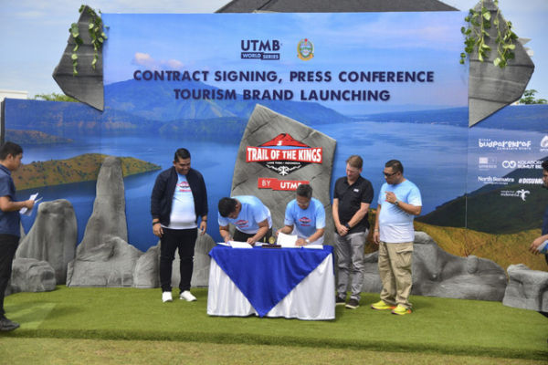 Gubernur Sumut, Bobby Nasution tandatangani kerjasama strategis, UTMB Pilih Danau Toba jadi tuan rumah Trail Run Dunia. Foto: Pemprov Sumut