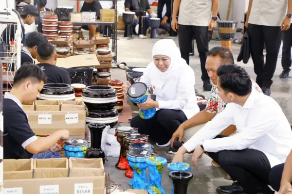Gubernur-Khofifah-saat-mendampingi-Wapres-Gibran-a.jpg