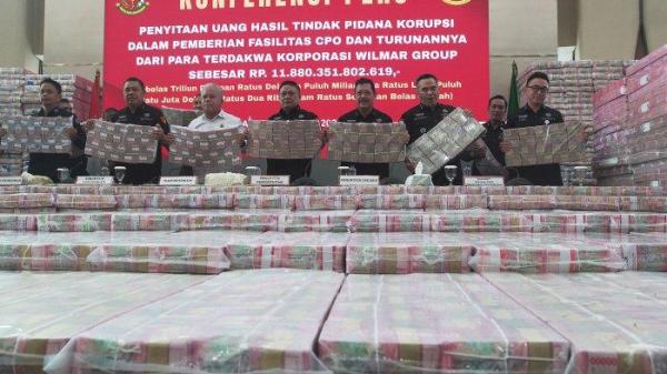 Direktur Penuntutan Kejaksaan Agung Sutikno (tengah) bersama Direktur Penyidikan Jampidsus Abdul Qohar (kedua kiri), Kepala Pusat penerangan Hukum (Kapuspenkum) Harli Siregar (ketiga kiri) dan sejumlah pejabat terkait menunjukkan barang bukti uang sitaan saat konferensi pers kasus korupsi ekspor crude palm oil (CPO) di Gedung Bundar Jampidus Kejaksaaan Agung (Kejagung), Jakarta, Selasa (17/6/2025). Kejagung menyita Rp11,8 triliun lebih yang merupakan penyerahan dari lima terdakwa korporasi dalam Wilmar Group terkait kasus korupsi ekspor CPO.