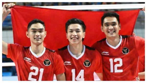 (Kiri ke kanan), Dony Haryono, Farhan Halim dan Rivan Nurmulki saat membela Timnas voli putra Indonesia pada SEA Games 2021 di Vietnam. Indonesia meraih gelar juara atau keping medali emas setelah kalahkan tuan rumah 3-0.