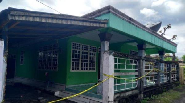 KASUS PEMBUNUHAN - TKP dugaan kasus pembunuhan di Kompleks Mangga Dua, Lingkungan II Kelurahan Girian Weru Dua, Kecamatan Girian, Kota Bitung, Sulawesi Utara, Rabu (18/6/2025). Polisi masih menyelidiki kasus tersebut.