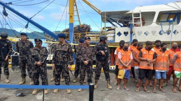 CIDUK - Kementerian Kelautan dan Perikanan melalui PSDKP menggelar konferensi pers di Pangkalan PSDKP Bitung, Rabu 18 Juni 2025, untuk mengumumkan penangkapan dua kapal ikan asing Filipina di Laut Sulawesi.
Penindakan ini bagian dari upaya mencegah kerugian negara akibat illegal fishing yang ditaksir mencapai Rp48,4 miliar.