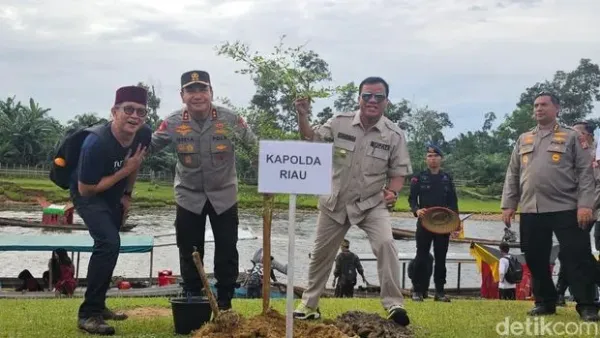 Polda Riau melakukan penanaman 79 pohon dan melepaskan 7.900 ekor bibit ikan lomak di Kampar, Riau, pada Rabu (18/6/2025).
