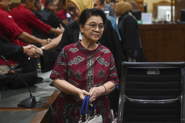 Terdakwa kasus dugaan suap vonis bebas Gregorius Ronald Tannur, Lisa Rachmat bersiap mengikuti sidang vonis di Pengadilan Tipikor, Jakarta, Rabu (18/6/2025).  Foto: Rivan Awal Lingga/ANTARA FOTO