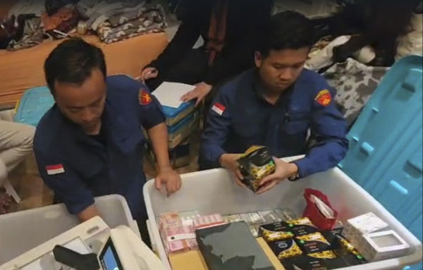 Tumpukan emas yang ditemukan penyidik Kejagung di rumah mantan pejabat Mahkamah Agung, Zarof Ricar. Foto: Dok. Kejagung