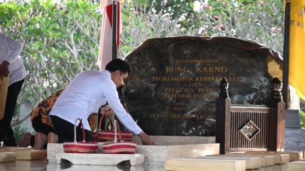 WAPRES ZIARAH - Wakil Presiden RI (Wapres) Gibran Rakabuming Raka melakukan ziarah ke makam Presiden pertama RI sekaligus Bapak Proklamator Ir. Soekarno atau Bung Karno, saat kunjungan kerjanya di Blitar, Jawa Timur, Rabu (18/6/2025)