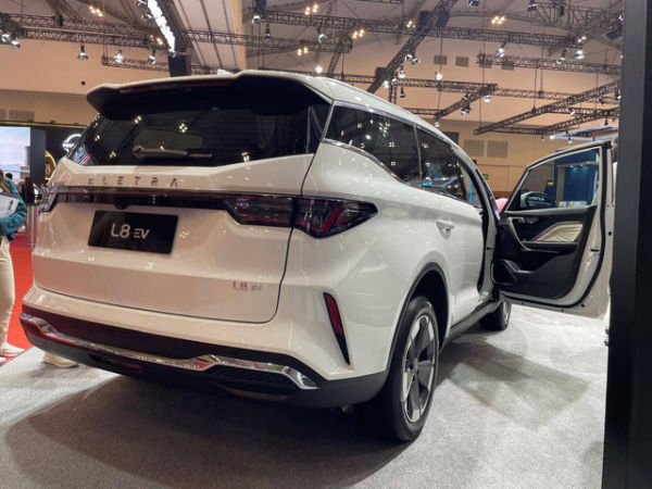 PT Aletra Mobil Nusantara meluncurkan mobil listrik perdananya, Aletra L8 EV dan L8s EV di GJAW 2024. Foto: Sena Pratama/kumparan