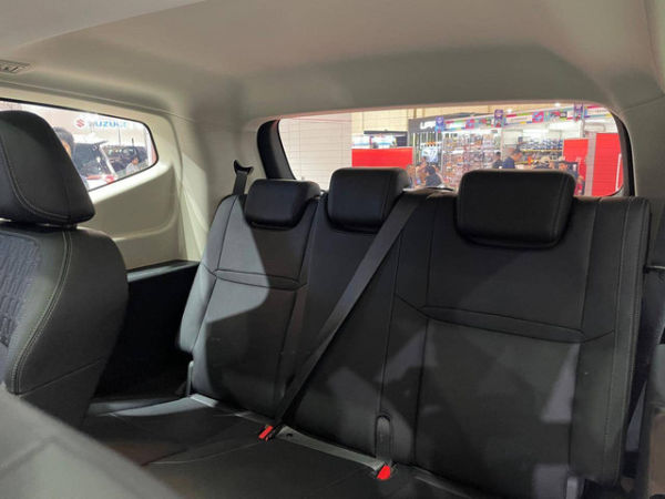 PT Aletra Mobil Nusantara meluncurkan mobil listrik perdananya, Aletra L8 EV dan L8s EV di GJAW 2024. Foto: Sena Pratama/kumparan