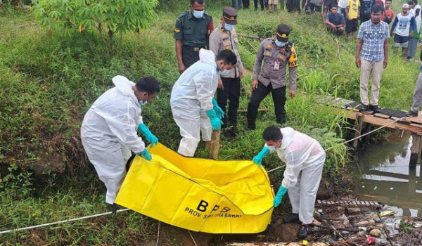 Petugas saat hendak mengevakuasi korban mutilasi di Padang Pariaman, Selasa (17/6/2025). Dok: Ist