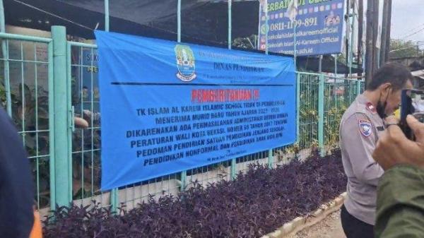 SEKOLAH ELITE - Sekolah swasta elite Al Kareem Islamic School di Jalan Baru Perjuangan RT 04 RW 11 Marga Mulya, Kecamatan Bekasi Utara, Kota Bekasi, ternyata bodong. Kini disegel atau diberhentikan beroperasi pada Selasa (17/6/2025). Sekolah tersebut kini disegel. 