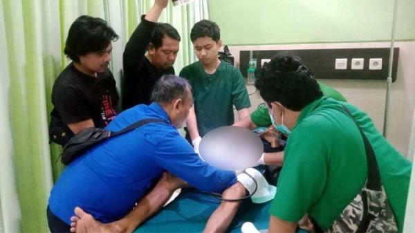 EVAKUASI - Petugas Damkar dan Tim Medis RSUD Widodo Ngawi, Jawa Timur, mencoba melepas cincin paralon yang terpasang di bagian kemaluan seorang kakek, Selasa (13/5/2025).  Pelapor melakukan hal itu untuk mengantisipasi, supaya tidak berhalusinasi atau berfantasi agar kemaluannya tidak bereaksi.