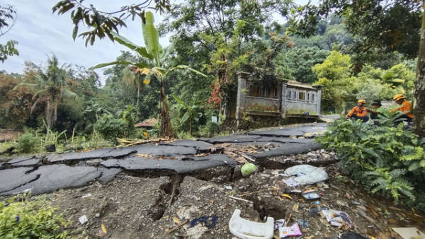 Imbas tanah bergerak di Kampung Cigintung, Purwarkarta, pada Kamis (19/6/2025). Foto: Dok. kumparan