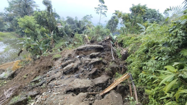 Imbas tanah bergerak di Kampung Cigintung, Purwarkarta, pada Kamis (19/6/2025). Foto: Dok. kumparan