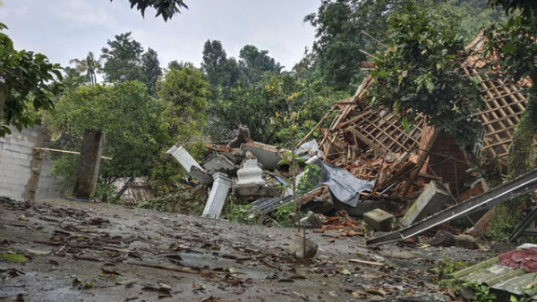 Imbas tanah bergerak di Kampung Cigintung, Purwarkarta, pada Kamis (19/6/2025). Foto: Dok. kumparan