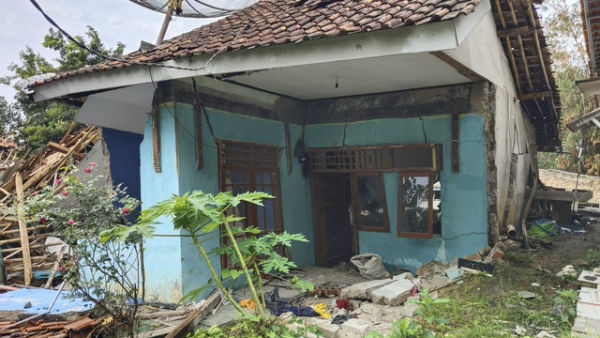Imbas tanah bergerak di Kampung Cigintung, Purwarkarta, pada Kamis (19/6/2025). Foto: Dok. kumparan