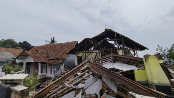 Imbas tanah bergerak di Kampung Cigintung, Purwarkarta, pada Kamis (19/6/2025). Foto: Dok. kumparan