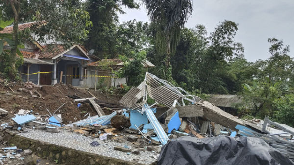 Imbas tanah bergerak di Kampung Cigintung, Purwarkarta, pada Kamis (19/6/2025). Foto: Dok. kumparan