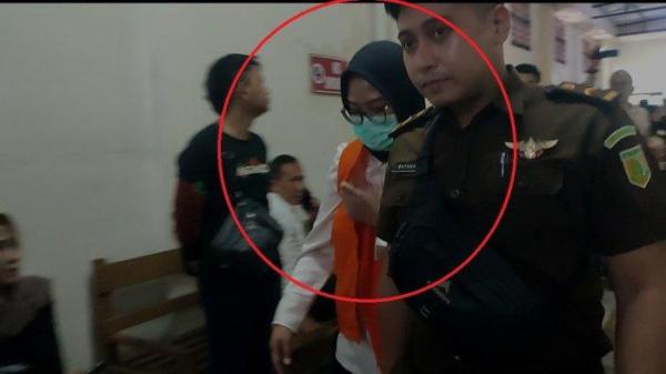 TAK AJUKAN KEBERATAN - Zara Yupita Azra satu dari tiga terdakwa kasus dugaan pemerasan dan perundungan pada program PPDS Anestesi Undip Semarang mengikuti persidangan di PN Semarang, Kota Semarang, Senin (26/5/2025). Ketiga terdakwa tidak mengajukan keberatan atau eksepsi dalam sidang perdana tersebut.