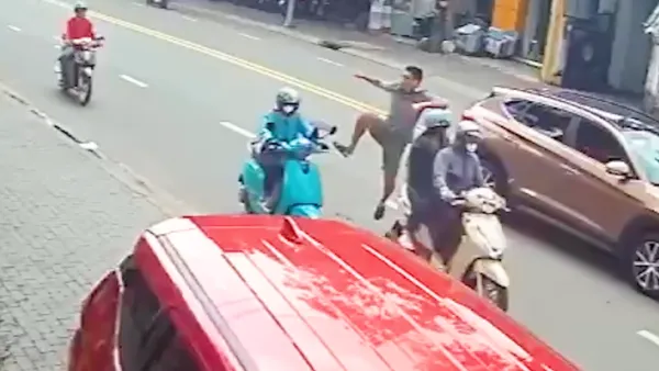 Cần phạt nặng người đi ô tô vứt rác, khạc nhổ ra đường - Ảnh 1.