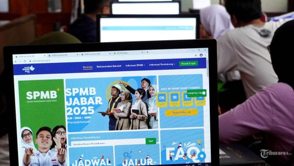PENERIMAAN MURID BARU - Petugas melayani orang tua calon siswa yang mendaftar pada Sistem Penerimaan Murid Baru Jawa Barat (SPMB) Jabar 2025, di SMA Negeri 1, Jalan Ir H Djuanda, Kota Bandung, Jawa Barat, Kamis (12/6/2025). Pemerintah Provinsi Jawa Barat mencatat partisipasi masyarakat cukup tinggi dalam proses pendaftaran. Hingga hari ketiga pelaksanaan SPMB, Kamis, 12 Juni 2025, sebanyak  217.859 calon peserta didik baru telah melakukan pendaftaran melalui laman spmb.jabarprov.go.id dan aplikasi Sapa Warga. (TRIBUN JABAR/GANI KURNIAWAN)