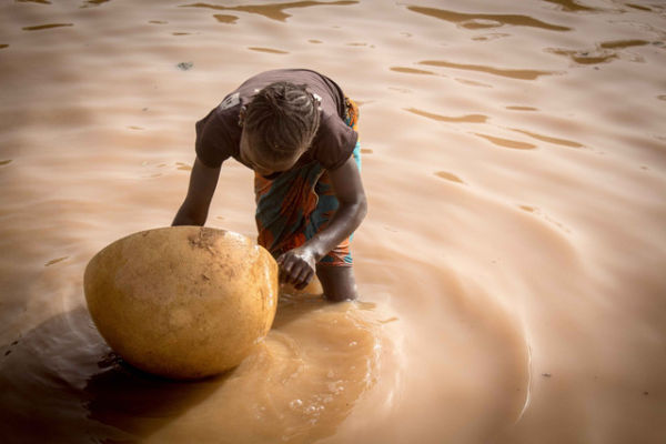 Banyak anak yang bekerja untuk memenuhi kebutuhan ekonomi keluarga. Dok: ILO & UNICEF